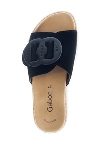 Zwarte suède slide sandalen met een grote zwarte gesp. Voorzien van een gepolsterde beige binnenzool en een textuur, lichtkleurige zool. Modelnaam "Gabor" zichtbaar.