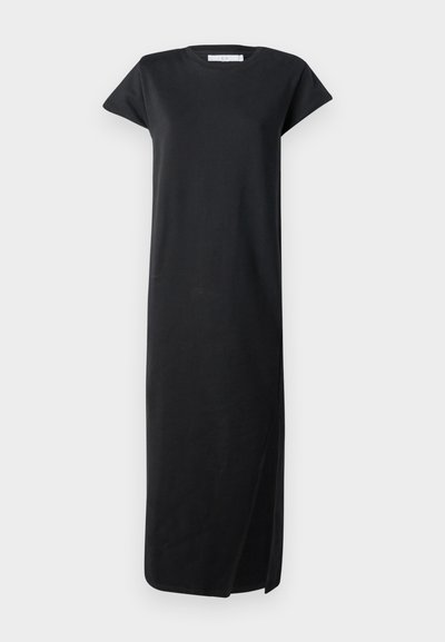 Vestido maxi de algodón negro con mangas cortas, corte holgado, recto y con abertura lateral, que presenta un diseño limpio y una textura suave.