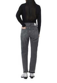 Graue Jeans aus Denim mit hoher Taille und geradem Bein, ausgestattet mit zwei Gesäßtaschen und einem weißen Markenetikett am Bund.