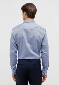 Blauw-witte geblokte overhemd met lange mouwen, knoopmanchetten en een gespreide kraag; gladde katoenstof met een subtiele glans.