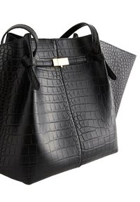 Borsa tote in pelle nera con finitura a stampa coccodrillo, dalla forma strutturata, dotata di due manici superiori e un dettaglio con chiusura dorata sul davanti.