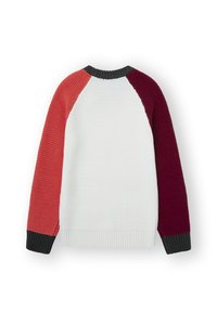 Suéter bloqueado en color con un cuerpo blanco, mangas rojas, burdeos y negras, patrón de punto texturizado, y un cuello y dobladillo de canalé.