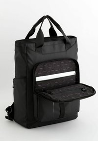 Svart ryggsäck med dubbla handtag och axelrem; har en texturerad insida med ett geometriskt mönster, flera fack och en dragkedja.