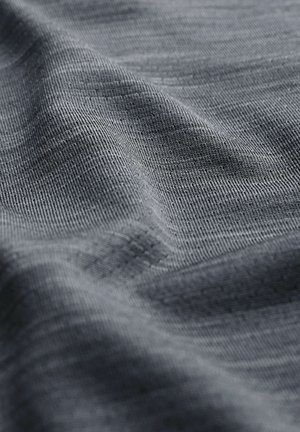 Tessuto testurizzato in grigio scuro, caratterizzato da un motivo sottile con linee sottili e una finitura morbida e liscia, che cade elegantemente.