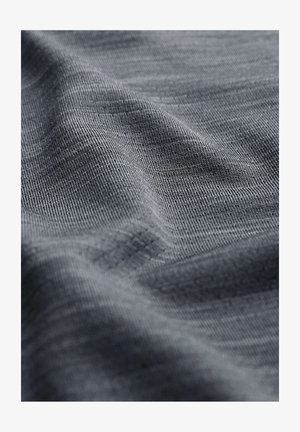 Sötét szürke textúrájú szövet, finom vonalakkal díszített diszkrét mintával és puha, sima felülettel, elegánsan leomló.