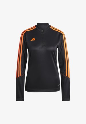 Zwarte sporttop met lange mouwen met oranje strepen op de mouwen en een oranje logo op de borst, met een korte voorrits.