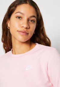 Nike Sportswear CLUB CREW - Sportinis megztinis - med soft pink/white