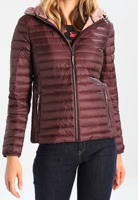 Bordeauxrode gewatteerde jas met een contrasterende roze capuchon, voorzien van ritszakken en horizontale stiksels voor textuur en warmte.