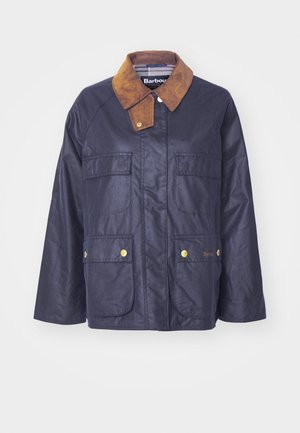 Marine blauwe gewaxte katoen jas met een bruine corduroy kraag, twee voorste klepzakken en goudkleurige drukknoopsluitingen. Voorzien van het Barbour logo-detail.