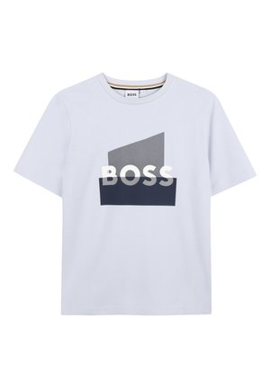 T-shirt blanc à manches courtes avec un motif géométrique noir et gris et le mot "BOSS" en lettres grasses sur le devant.