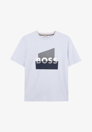Witte korte mouwen T-shirt met een zwart-grijs geometrisch ontwerp en het woord "BOSS" in dikke letters op de voorkant.