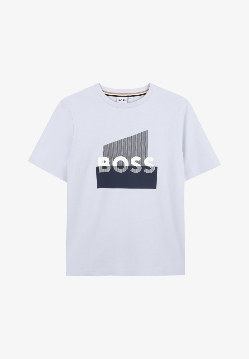 T-shirt blanc à manches courtes avec un motif géométrique noir et gris et le mot "BOSS" en lettres grasses sur le devant.