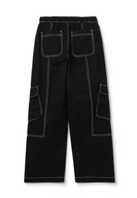 Zwarte katoenen cargo broek met een elastische tailleband, twee grote zijzakken en witte contrasterende stiksels overal.