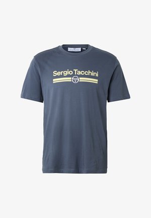 Graues T-Shirt mit kurzen Ärmeln, auf der Brust mit "Sergio Tacchini" und Logo in cremefarbener Schrift sowie Streifen.