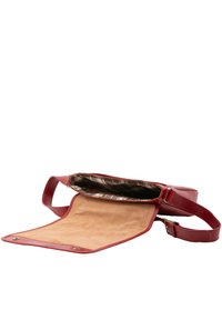 Borsa a tracolla in pelle rossa con tracolla regolabile, aperta per rivelare un morbido interno color sabbia e una fodera in tessuto a motivi.
