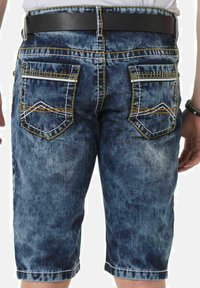 Jeansshorts mit einem verblassten blauen Waschung, mit gelben Nähten und zwei Gesäßtaschen mit kontrastierenden Umrandungen. Schwarzer Gürtel inklusive.