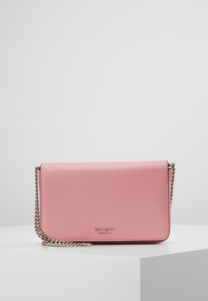 Pequeño bolso de mano rectangular de cuero rosa con cadena dorada y logotipo grabado de "kate spade new york" en el frente.