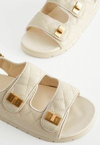 Next WO STRAP QUILTED - Riemensandalette - neutral cream