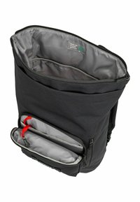 Mochila negra con cierre de cremallera, forro gris, dos bolsillos frontales con acentos rojos y fabricada con materiales reciclados.