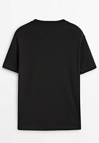 T-shirt noir à manches courtes en tissu lisse. Doté d'un col rond et d'une coupe droite, sans logos ni motifs visibles.