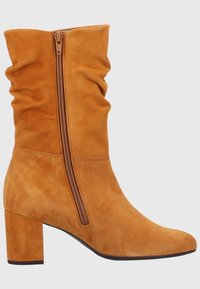 Botte mi-mollet en daim couleur camel avec fermeture éclair latérale, talon bloc et détail froncé sur la tige, vue de côté extérieur.