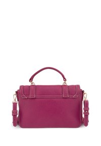 Fuchsia leren tas met een gestructureerd ontwerp, voorzien van een handvat aan de bovenkant, een verstelbare schouderband en accenten van goudkleurig beslag.