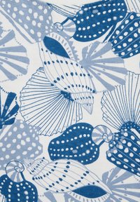 Tela azul y blanca con un patrón de conchas, con formas y tamaños variados, una textura suave y acentos de puntos en algunas conchas.