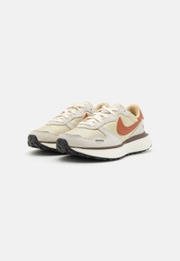 Nike Sportswear PHOENIX WAFFLE - Sapatilhas - team gold/dark russet/coconut milk/hemp/metallic silver