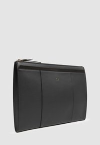 Zwarte leren clutch met een gladde textuur, voorzien van een ritssluiting en een subtiele logo-accent aan de voorkant, rechthoekige vorm en minimalistisch ontwerp.