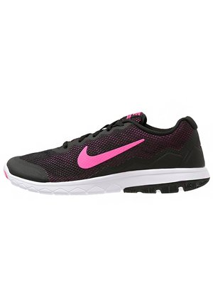 Czarno-różony but do biegania Nike z cholewką z siateczki, różowym logo Swoosh, białą podeszwą i czarnym bieżnikiem, pokazany w widoku bocznym.