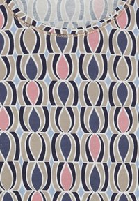 Baumwollstoff mit einem abstrakten, wiederholenden Muster in Marineblau, Beige, Hellblau und Pink, mit einem runden Ausschnitt und glatter Textur.