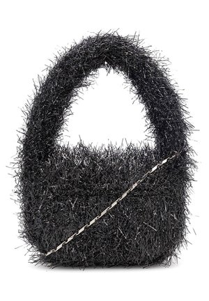 Sort håndtaske dækket af pigget glitterlignende materiale med et buet håndtag og en tynd sølvkæde diagonalt hen over fronten.