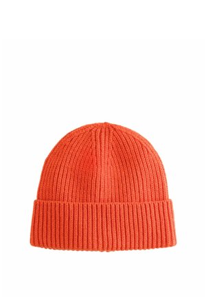 Lyseorange strikket hue med opslået kant og lodret ribbet tekstur, isoleret på hvid baggrund.