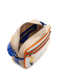 Kompakte Umhängetasche mit einem Außenmaterial aus beigefarbenem Leder, orangefarbenen und blauen Akzenten, Reißverschlussfächern und strukturierten Details.