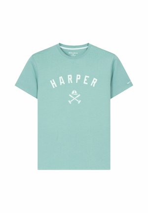 Camiseta de manga corta azul claro con el texto "HARPER" y dos mazos de polo cruzados debajo de un casco, impresos en blanco en el pecho.