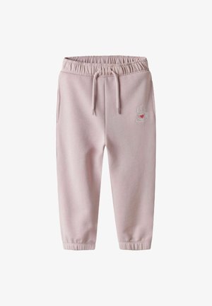 Lichtroze joggingbroek gemaakt van zacht materiaal, met een elastische tailleband en zakken, en een klein geborduurd bekertje op het been.