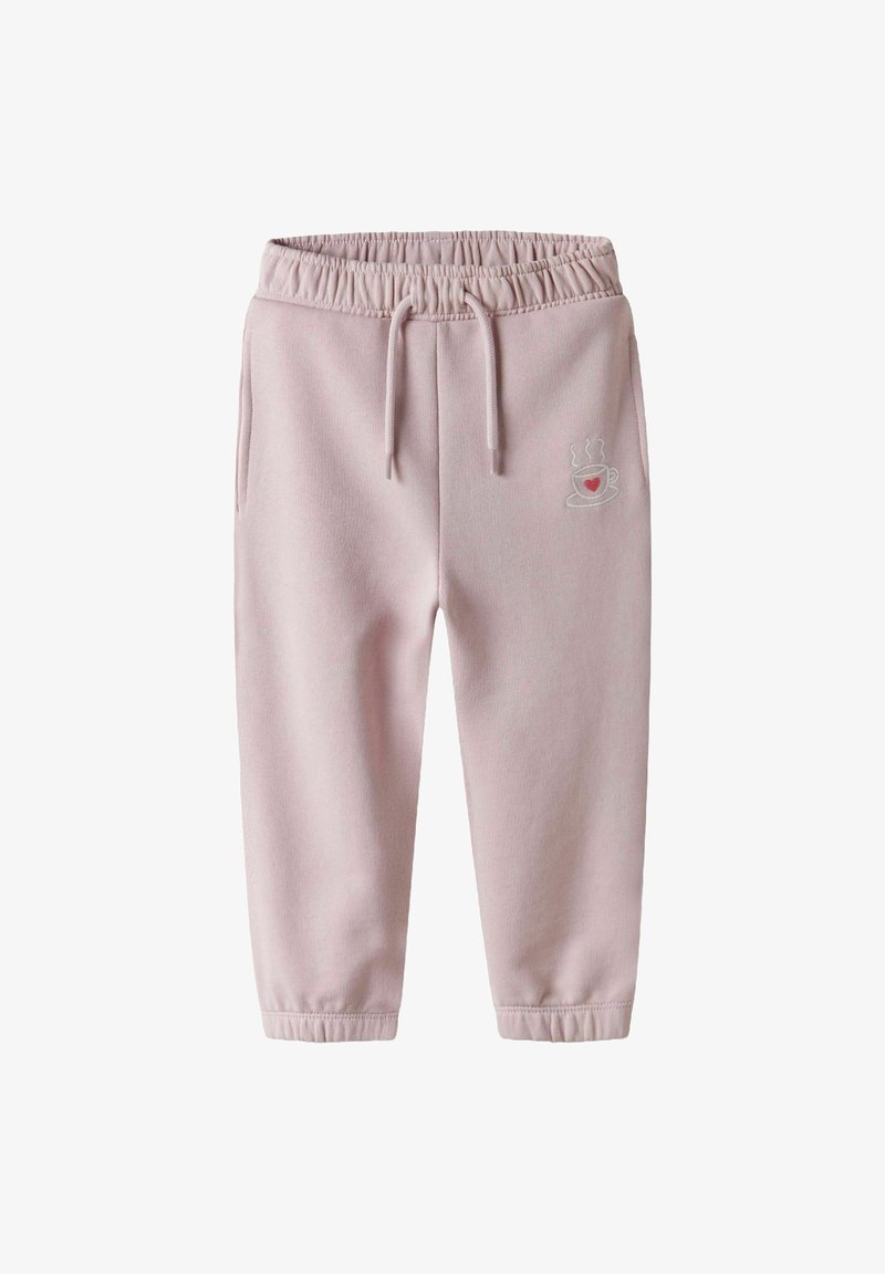 Lichtroze joggingbroek gemaakt van zacht materiaal, met een elastische tailleband en zakken, en een klein geborduurd bekertje op het been.