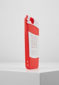 Custodia per telefono in silicone rosso con testo bianco "BLACK BEAN COFFEE", texture liscia, bordi arrotondati e ritagli per i pulsanti e la fotocamera.