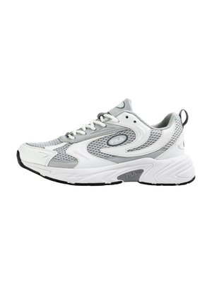 Scarpa atletica bianca e grigia con tessuto a rete, design arrotondato, dettagli testurizzati, lacci e suola imbottita robusta.