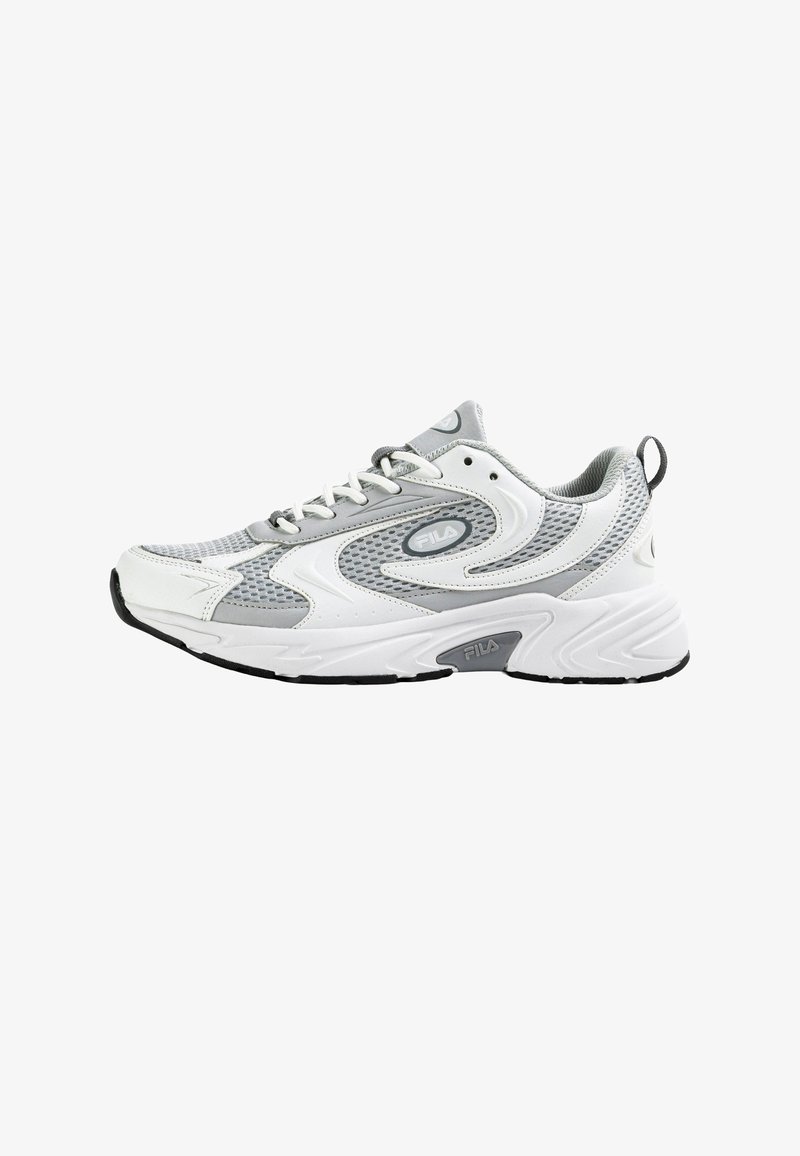 Chaussure de sport blanche et grise avec tissu en mesh, design arrondi, accents texturés, lacets et semelle robuste et amortissante.
