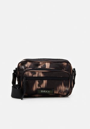 Kompakt sort og brun mønstret crossbody taske med front lynlåslomme, justerbar rem og "DAY ET" logo mærke foran.