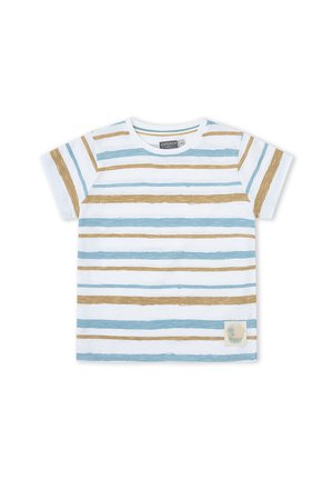 Camiseta blanca de manga corta con rayas horizontales azules y beige, y un pequeño parche cerca del dobladillo inferior.