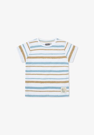 Camiseta blanca de manga corta con rayas horizontales azules y beige, y un pequeño parche cerca del dobladillo inferior.