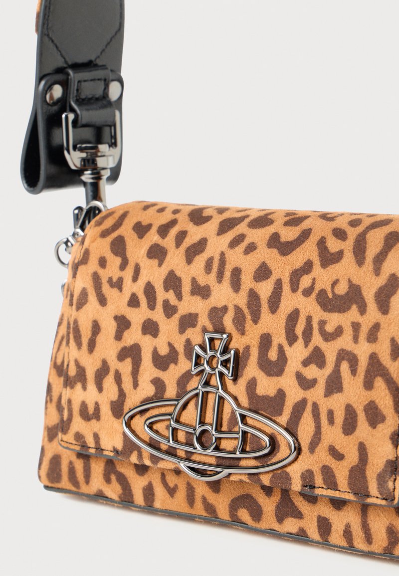 Leopardmønstret håndtaske med suede tekstur, prydet med en sølv logoaccents, justerbar sort rem og rektangulær form.
