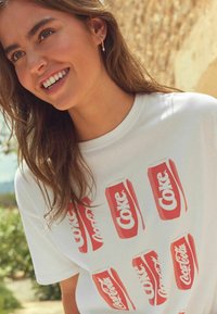 Next COCA COLA LICENCE SUMMER CANS GRAPHIC- REGULAR FIT - Nyomott mintás póló - white