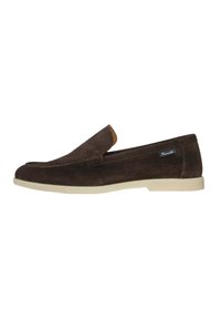 Zapatos slip-on de ante marrón con suela de goma beige, que presentan un perfil bajo y un detalle de costura decorativa en la parte superior.