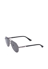 Lunettes de soleil aviateur en métal avec verres teintés foncés et branches fines noires sur fond blanc.