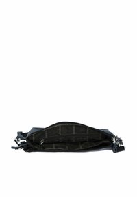 Sac bandoulière en toile noire avec compartiments à double fermeture éclair, couleur unie et ferrures en métal. L'intérieur présente un imprimé à logo répétitif.