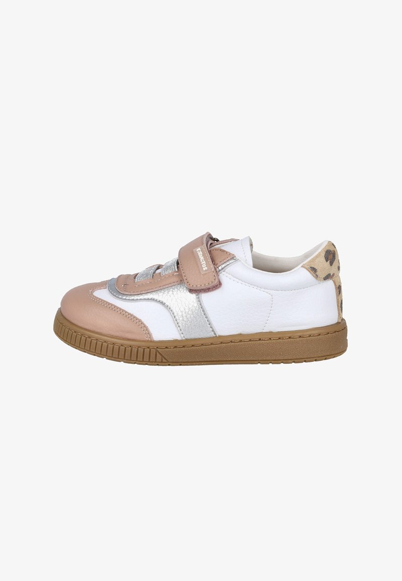 Zapatilla infantil con paneles en rosa, blanco y plateado, cierre de velcro y detalle de estampado de leopardo en el talón, suela de goma marrón.