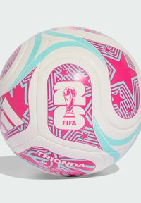FIFA nogometna lopta s bijelom površinom i ružičasto-tirkiznim geometrijskim uzorcima, uključujući grafiku trofeja i "TRIONDA" brendiranje.